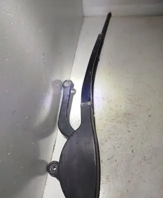Front wiper blade arm