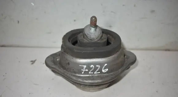 BMW X5 E53 Engine mount bracket 1096996