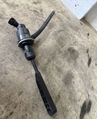 Nissan NV400 Clutch master cylinder 306106218R