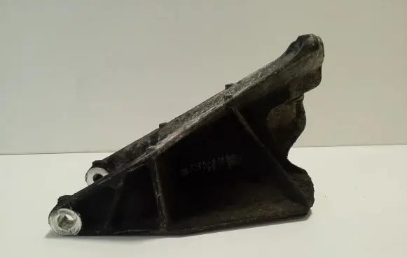 Volkswagen Transporter - Caravelle T5 Engine mounting bracket 7E0199343