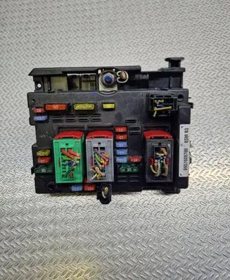Peugeot 206 Fuse module 9657608780 BSMB3 69180909