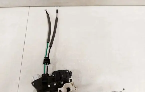 KIA Sorento Front door lock 