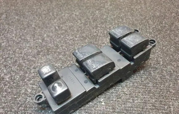 Nissan Primera Electric window control switch 25401AV640 C8DD702N