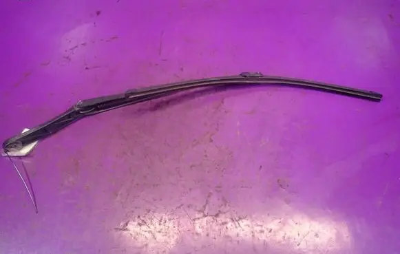 Volkswagen PASSAT B6 Front wiper blade arm