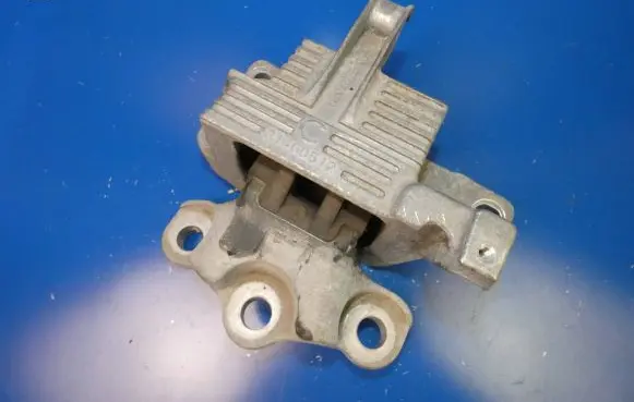 Volvo XC40 Engine mount bracket 31460512