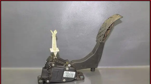 Skoda Octavia Mk1 (1U) Accelerator throttle pedal 6Q1721503B