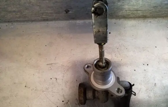 Clutch slave cylinder