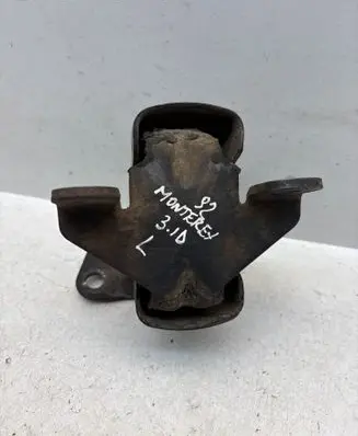 Opel Monterey Engine mount bracket