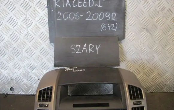 KIA Ceed Radio/GPS head unit trim 