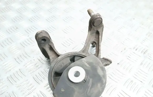 Toyota Avensis T270 Engine mount bracket