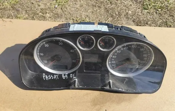 Volkswagen PASSAT B5.5 Speedometer (instrument cluster) 3B0920829A