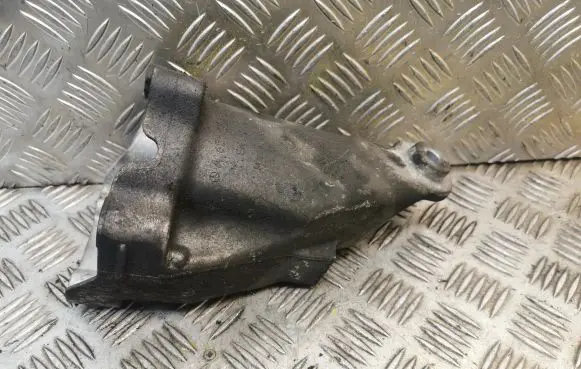Engine mounting bracket