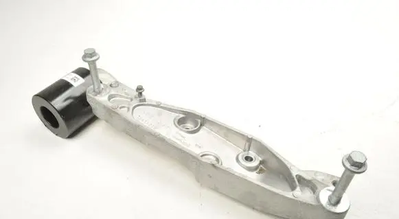 Volvo XC60 Engine mount bracket 32411212