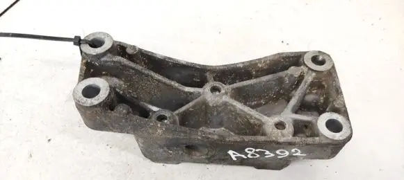 Volkswagen PASSAT B6 Engine mount bracket 1K0199177