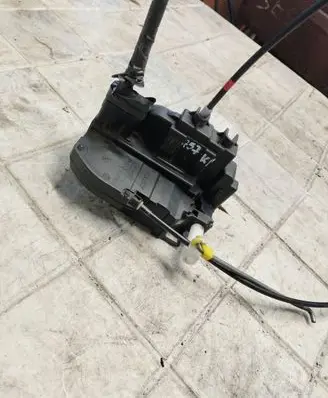 Nissan Note (E11) Front door lock