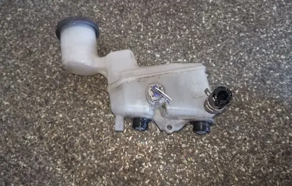 Toyota RAV 4 (XA20) Brake fluid reservoir 