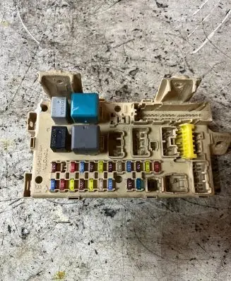 Toyota Avensis T250 Fuse module 82641CA030F 03082803284401