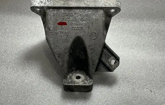 Engine mounting bracket