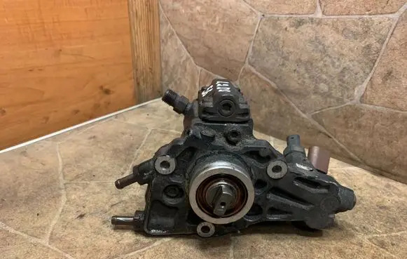 Mercedes-Benz E W211 Mechanical fuel pump A6460700201