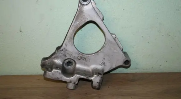 Nissan X-Trail T30 Engine mounting bracket