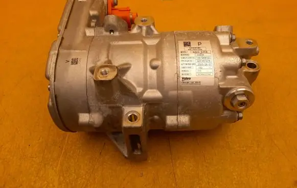 Nissan Qashqai J12 Air conditioning (A/C) compressor (pump) 926006UM0B