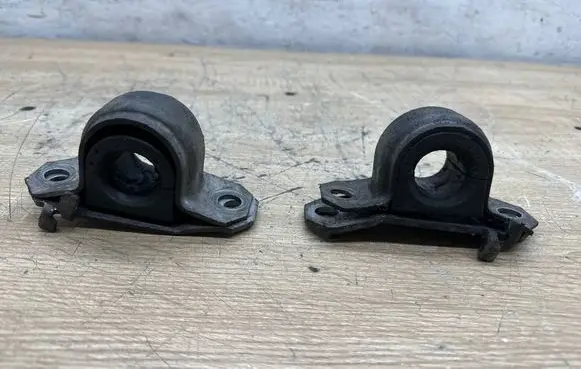 BMW 5 F10 F11 Sway bar bush bracket, front 6775444