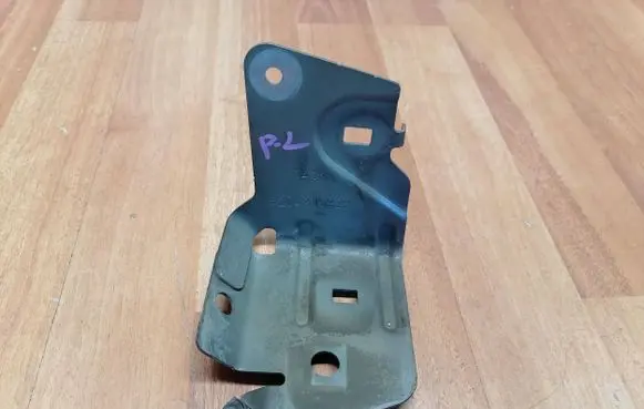 Renault Espace V (RFC) Fender mounting bracket 620431592R 620432064R