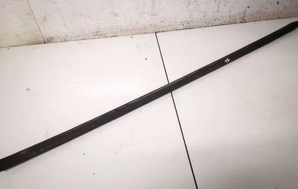 Opel Astra H Front door glass trim molding 24468020