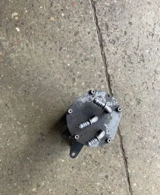Volkswagen PASSAT B7 Fuel filter housing 