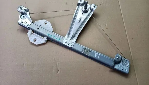 Rear door manual window regulator