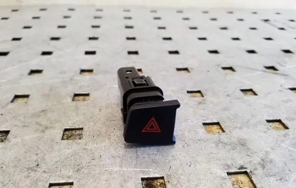 Chevrolet Captiva Hazard light switch 202010071