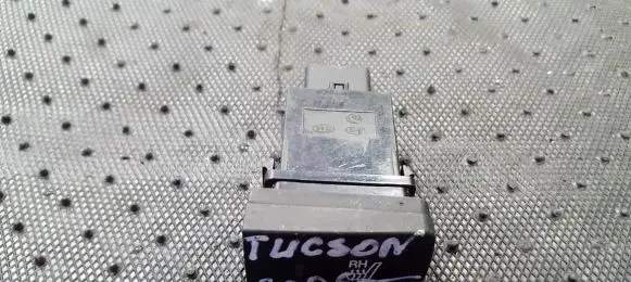 Hyundai Tucson JM Seat heating switch 933402E001