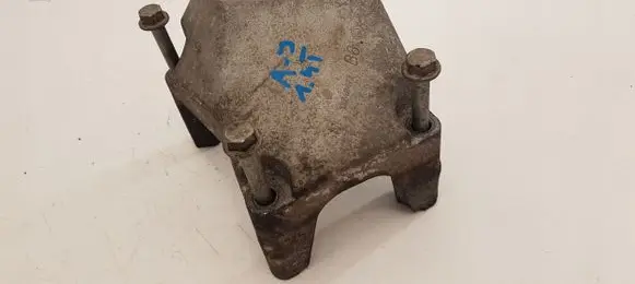 Opel Astra J Engine mounting bracket