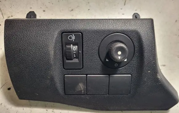 Citroen Berlingo Wing mirror switch 9680907377 63110340 04157T06