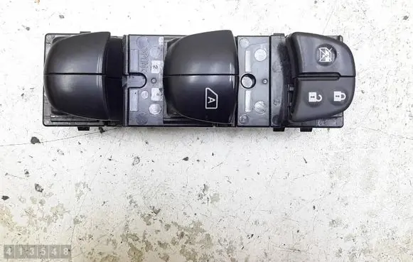 Nissan Qashqai Electric window control switch