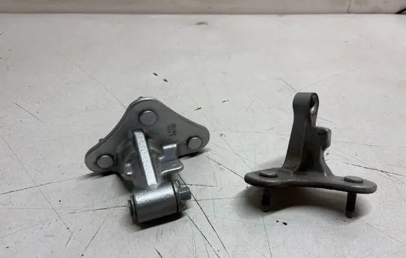 Mercedes-Benz ML W166 Front door upper hinge 1147