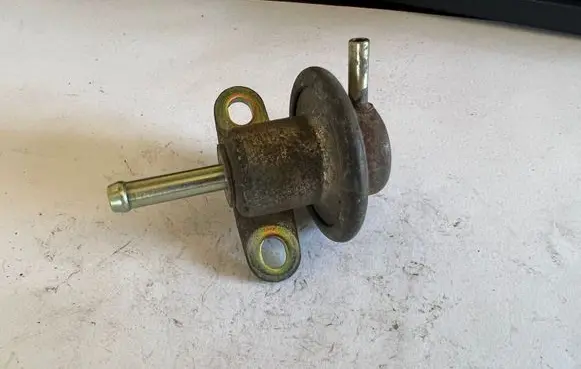 Toyota Celica T200 Fuel pressure regulator 145223280
