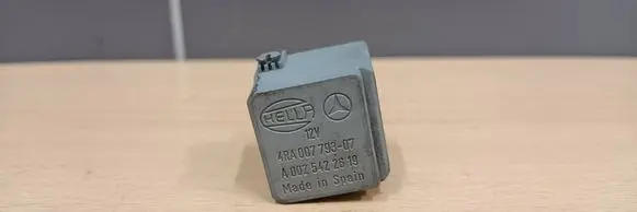 Mercedes-Benz E W210 Other relay A0025422619 4RA00779307