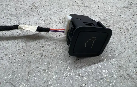 Jeep Compass Tailgate/boot open switch button 68233955AA