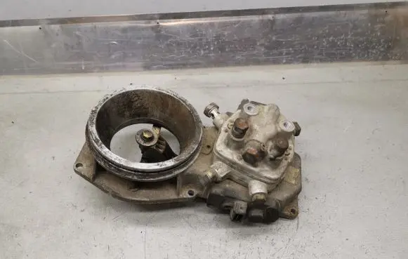 Audi 80 90 B3 Fuel distributor 0438121070 026133353D 0438101035