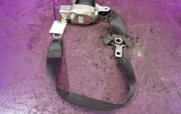 Peugeot 107 Front seatbelt