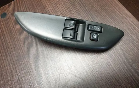 Toyota Yaris Electric window control switch 0113M9D