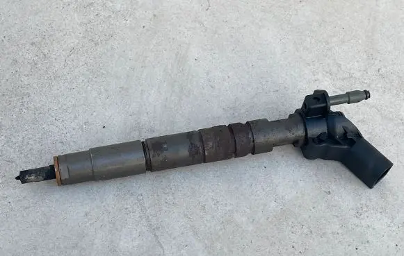 Opel Insignia A Fuel injector 55565209