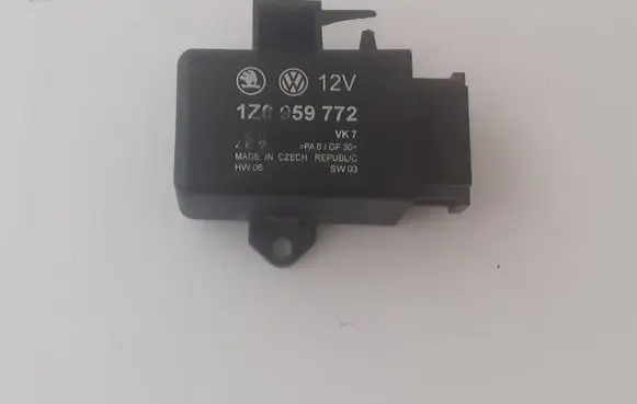 Volkswagen PASSAT B6 Seat heating relay 1Z0959772