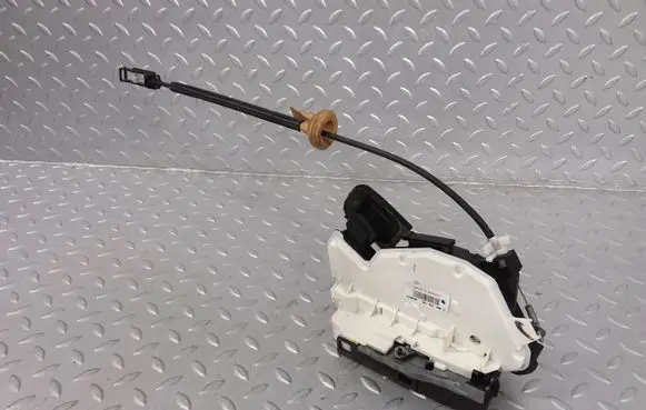 Volkswagen Jetta VI Front door lock 5K1837016C