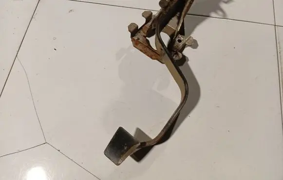 Mitsubishi Pajero Sport I Brake pedal 