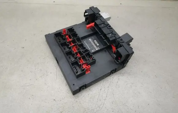 Volkswagen Golf V Fuse module 1K0937049M