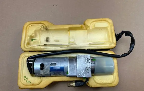 Porsche Cayenne (9PA) Tailgate hydraulic pump motor 7L5827449