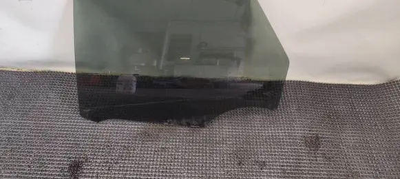 Renault Captur Rear door window glass E000199