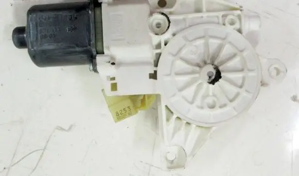 Mercedes-Benz C W204 Front door window regulator motor A2048200142 971133100